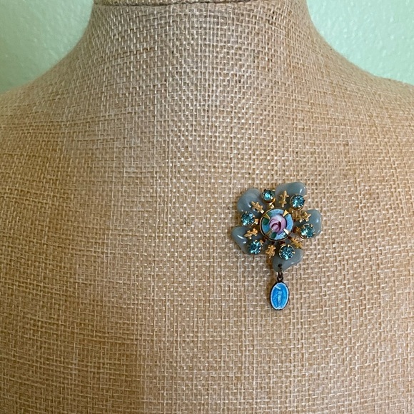 Elegant Gold and Blue Floral Brooch with Mother Mary icon - Picture 3 of 6